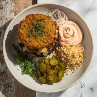 Air-Fryer Portobello Burgers with Thousand Island Aïoli